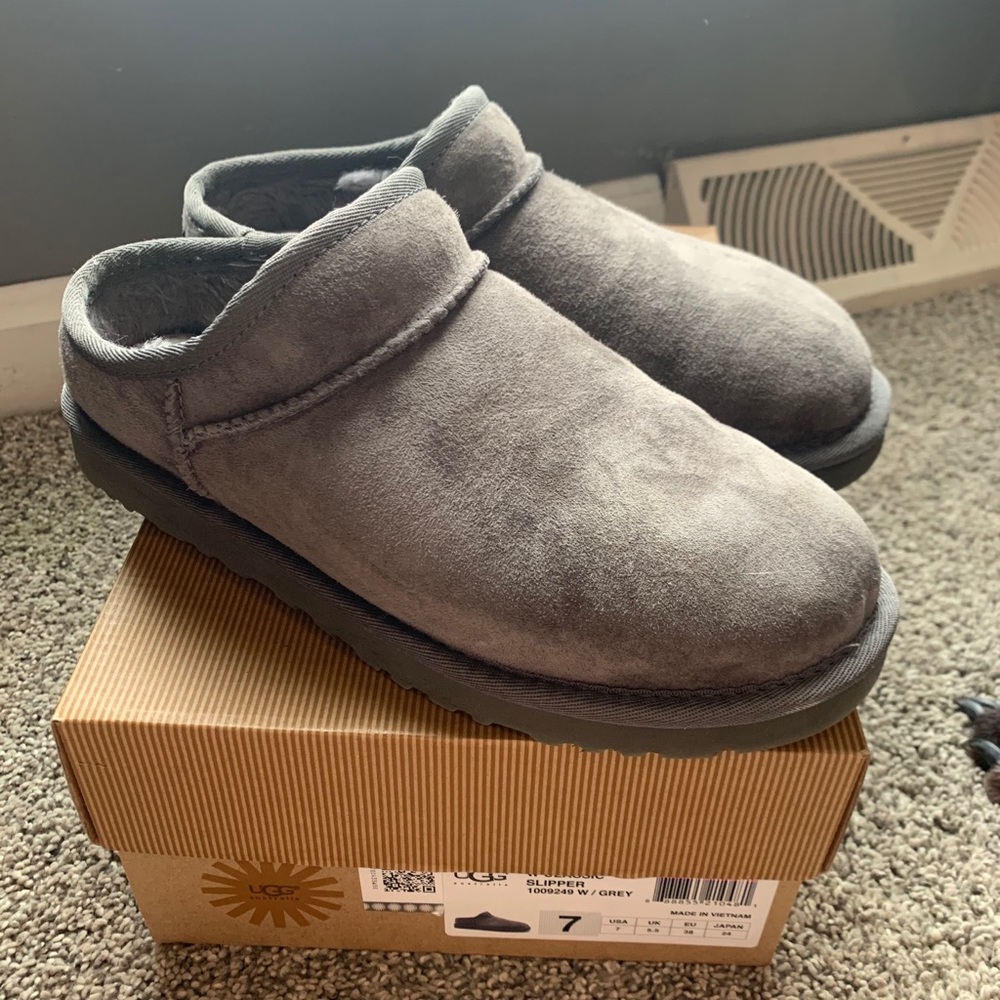 SOLD UGG W Classic Slippers